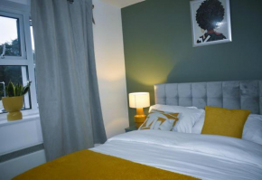 Luxury 2 bed House with 3 beds,3 Free Parking lot in Dartford Near Town Centre, Adjacent Bus Stop, Train Station, Bluewater Mall, 25mins to London City Airport,20 miles from Central London